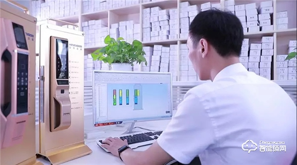 皇家金盾S10一握開+人臉識別指紋鎖新品上市