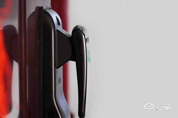 換上人生第一把智能鎖，不帶鑰匙的感覺真是太爽了