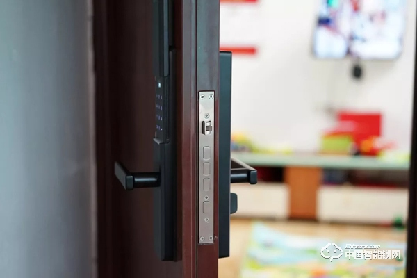 實際測評:亞太天能指紋鎖v1w 展現(xiàn)智能鎖的安全便捷 實際測評:亞太天能指紋鎖v1w 展現(xiàn)智能鎖的安全便捷