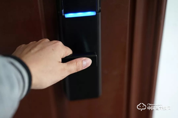 實際測評:亞太天能指紋鎖v1w 展現(xiàn)智能鎖的安全便捷 實際測評:亞太天能指紋鎖v1w 展現(xiàn)智能鎖的安全便捷