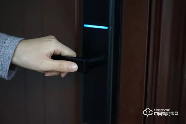 實際測評:亞太天能指紋鎖v1w 展現(xiàn)智能鎖的安全便捷 實際測評:亞太天能指紋鎖v1w 展現(xiàn)智能鎖的安全便捷