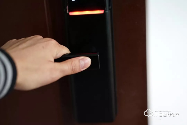 實際測評:亞太天能指紋鎖v1w 展現(xiàn)智能鎖的安全便捷 實際測評:亞太天能指紋鎖v1w 展現(xiàn)智能鎖的安全便捷