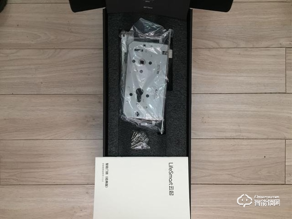 這款云起指紋鎖是榮獲了IF設(shè)計(jì)大獎的產(chǎn)品設(shè)計(jì)材質(zhì)做工都無可挑剔 這款云起指紋鎖是榮獲了IF設(shè)計(jì)大獎的產(chǎn)品設(shè)計(jì)材質(zhì)做工都無可挑剔