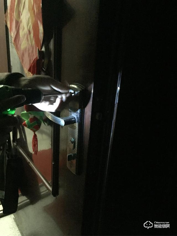 這款云起指紋鎖是榮獲了IF設(shè)計(jì)大獎的產(chǎn)品設(shè)計(jì)材質(zhì)做工都無可挑剔 這款云起指紋鎖是榮獲了IF設(shè)計(jì)大獎的產(chǎn)品設(shè)計(jì)材質(zhì)做工都無可挑剔