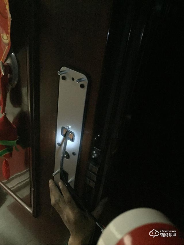 這款云起指紋鎖是榮獲了IF設(shè)計(jì)大獎的產(chǎn)品設(shè)計(jì)材質(zhì)做工都無可挑剔 這款云起指紋鎖是榮獲了IF設(shè)計(jì)大獎的產(chǎn)品設(shè)計(jì)材質(zhì)做工都無可挑剔