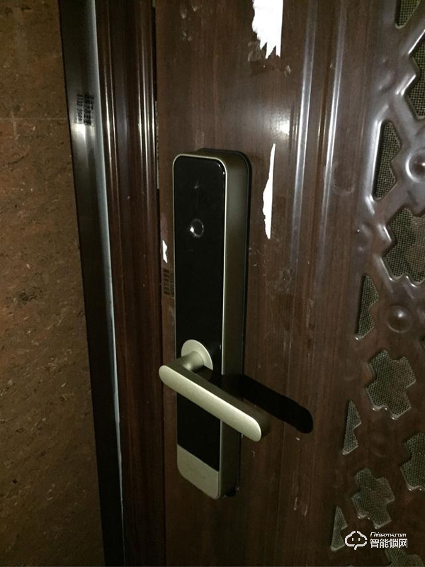 這款云起指紋鎖是榮獲了IF設(shè)計(jì)大獎的產(chǎn)品設(shè)計(jì)材質(zhì)做工都無可挑剔 這款云起指紋鎖是榮獲了IF設(shè)計(jì)大獎的產(chǎn)品設(shè)計(jì)材質(zhì)做工都無可挑剔