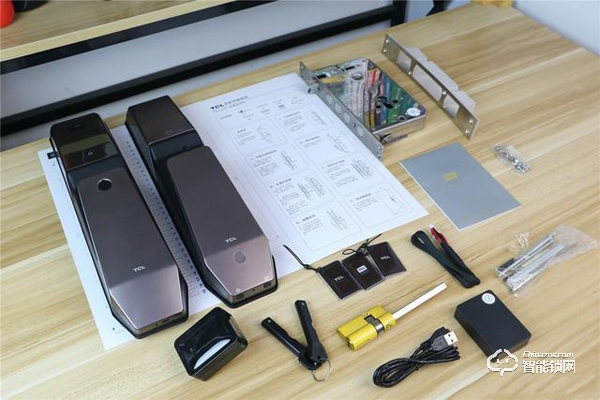 TCL智能鎖實(shí)力攪局,外觀新穎別樹一幟,一鍵開關(guān)更方便 TCL智能鎖實(shí)力攪局,外觀新穎別樹一幟,一鍵開關(guān)更方便