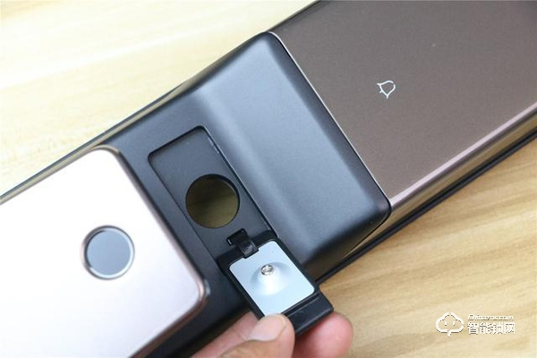 TCL智能鎖實(shí)力攪局,外觀新穎別樹一幟,一鍵開關(guān)更方便 TCL智能鎖實(shí)力攪局,外觀新穎別樹一幟,一鍵開關(guān)更方便