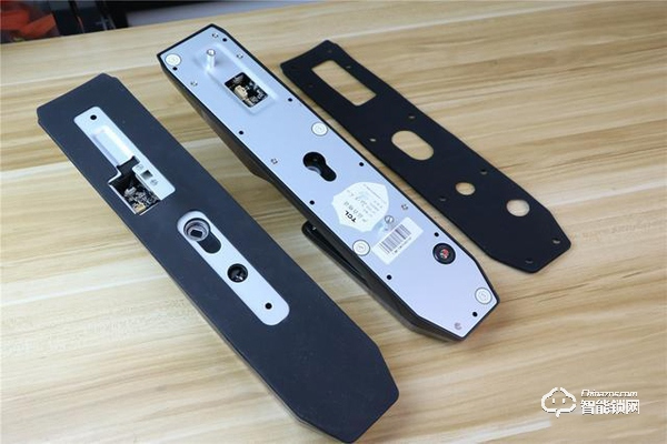 TCL智能鎖實(shí)力攪局,外觀新穎別樹一幟,一鍵開關(guān)更方便 TCL智能鎖實(shí)力攪局,外觀新穎別樹一幟,一鍵開關(guān)更方便