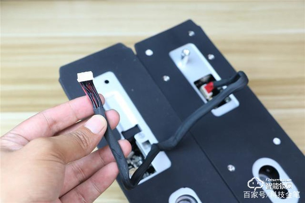 TCL智能鎖實(shí)力攪局,外觀新穎別樹一幟,一鍵開關(guān)更方便 TCL智能鎖實(shí)力攪局,外觀新穎別樹一幟,一鍵開關(guān)更方便