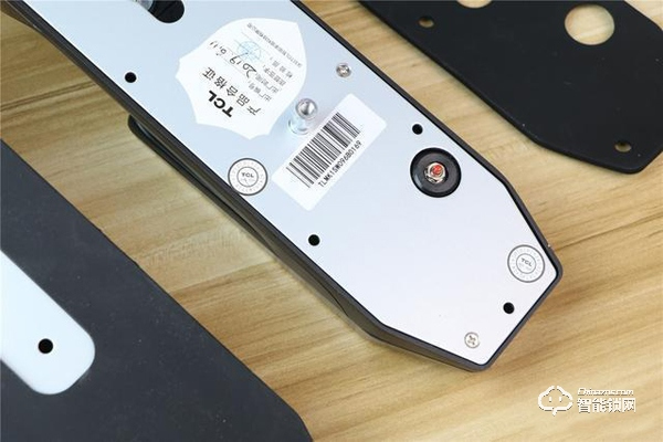 TCL智能鎖實(shí)力攪局,外觀新穎別樹一幟,一鍵開關(guān)更方便 TCL智能鎖實(shí)力攪局,外觀新穎別樹一幟,一鍵開關(guān)更方便