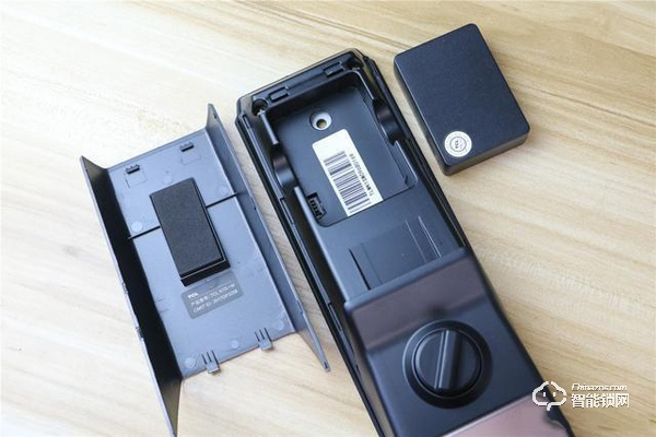 TCL智能鎖實(shí)力攪局,外觀新穎別樹一幟,一鍵開關(guān)更方便 TCL智能鎖實(shí)力攪局,外觀新穎別樹一幟,一鍵開關(guān)更方便