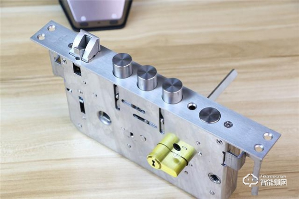 TCL智能鎖實(shí)力攪局,外觀新穎別樹一幟,一鍵開關(guān)更方便 TCL智能鎖實(shí)力攪局,外觀新穎別樹一幟,一鍵開關(guān)更方便