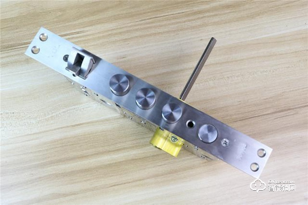 TCL智能鎖實(shí)力攪局,外觀新穎別樹一幟,一鍵開關(guān)更方便 TCL智能鎖實(shí)力攪局,外觀新穎別樹一幟,一鍵開關(guān)更方便