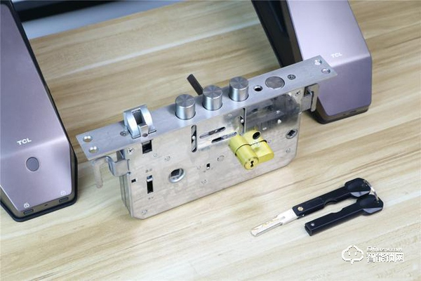 TCL智能鎖實(shí)力攪局,外觀新穎別樹一幟,一鍵開關(guān)更方便 TCL智能鎖實(shí)力攪局,外觀新穎別樹一幟,一鍵開關(guān)更方便