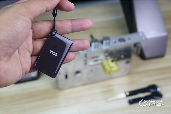 TCL智能鎖實(shí)力攪局,外觀新穎別樹一幟,一鍵開關(guān)更方便 TCL智能鎖實(shí)力攪局,外觀新穎別樹一幟,一鍵開關(guān)更方便