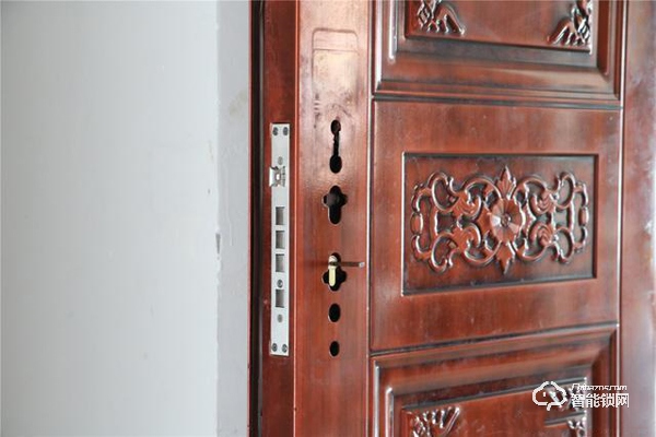 TCL智能鎖實(shí)力攪局,外觀新穎別樹一幟,一鍵開關(guān)更方便 TCL智能鎖實(shí)力攪局,外觀新穎別樹一幟,一鍵開關(guān)更方便