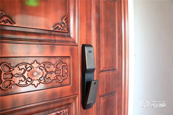 TCL智能鎖實(shí)力攪局,外觀新穎別樹一幟,一鍵開關(guān)更方便 TCL智能鎖實(shí)力攪局,外觀新穎別樹一幟,一鍵開關(guān)更方便