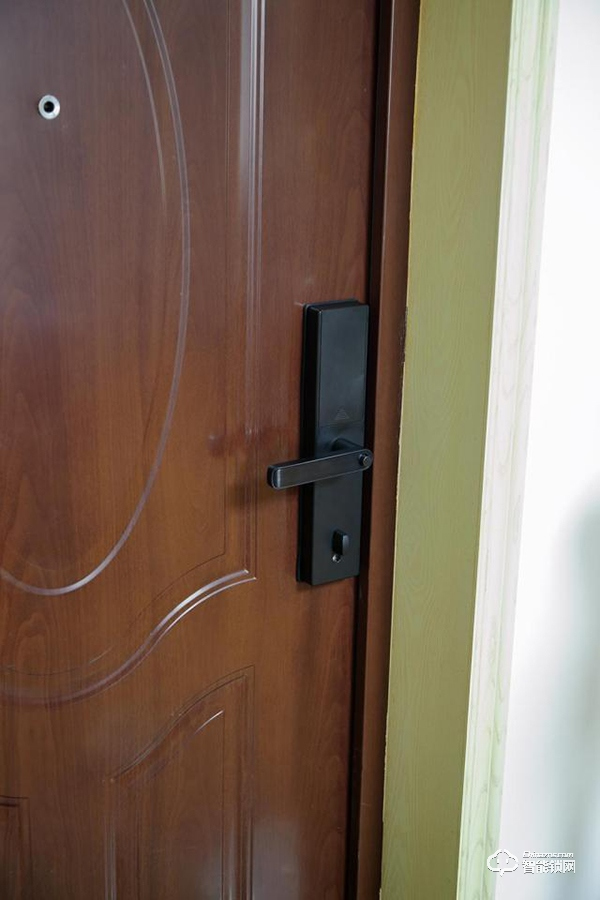 指紋鎖什么品牌好？德施曼、鹿客、派瑞軍工裝甲智能鎖試用測評