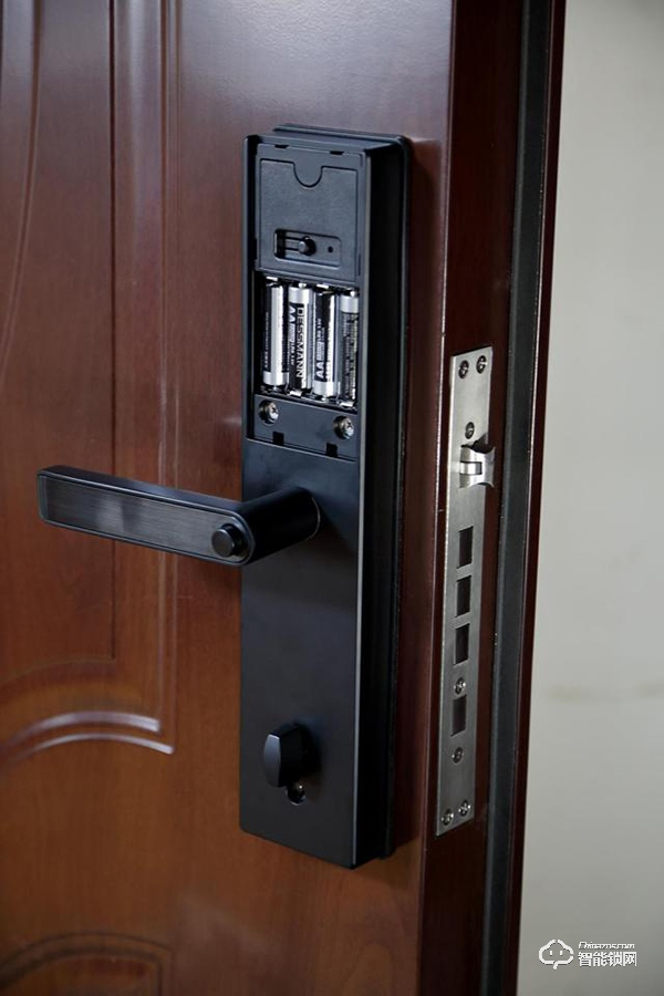 指紋鎖什么品牌好？德施曼、鹿客、派瑞軍工裝甲智能鎖試用測評