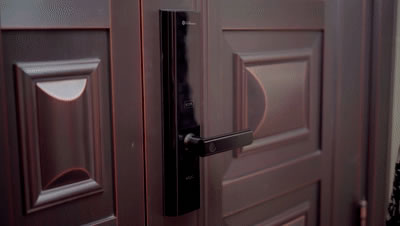 華為系史上性價(jià)比最高智能鎖，VOC指紋鎖x8初體驗(yàn)測(cè)評(píng)