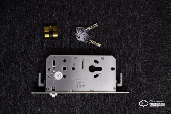 耶魯智能門鎖開箱測評 | YDSK170實物搶先看 耶魯智能門鎖開箱測評 | YDSK170實物搶先看