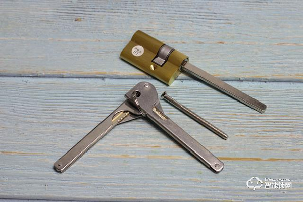 自帶貓眼遠(yuǎn)程監(jiān)控于一體：小益X6智能鎖