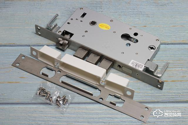 自帶貓眼遠(yuǎn)程監(jiān)控于一體：小益X6智能鎖