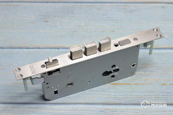 自帶貓眼遠(yuǎn)程監(jiān)控于一體：小益X6智能鎖