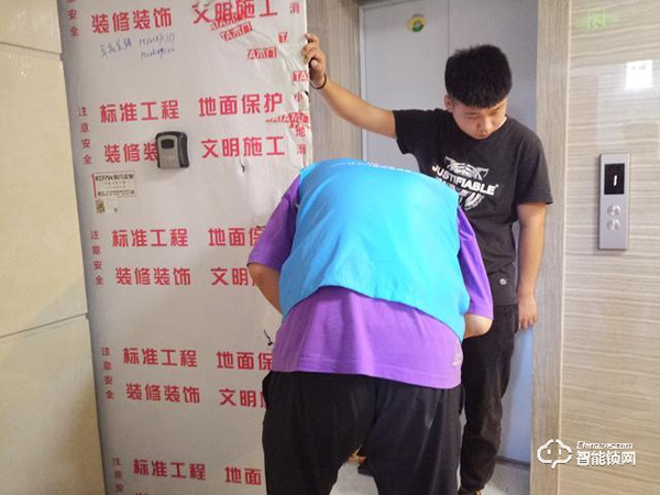 自帶貓眼遠(yuǎn)程監(jiān)控于一體：小益X6智能鎖