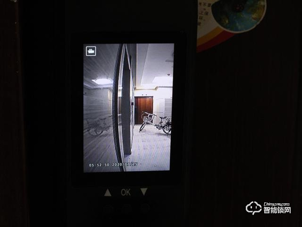 自帶貓眼遠(yuǎn)程監(jiān)控于一體：小益X6智能鎖