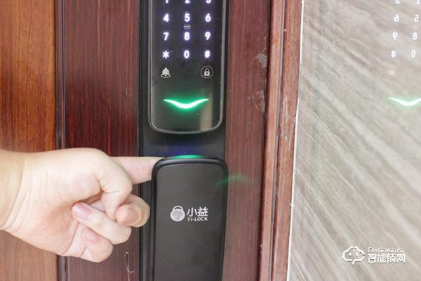 自帶貓眼遠(yuǎn)程監(jiān)控于一體：小益X6智能鎖