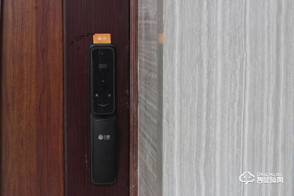 自帶貓眼遠(yuǎn)程監(jiān)控于一體：小益X6智能鎖