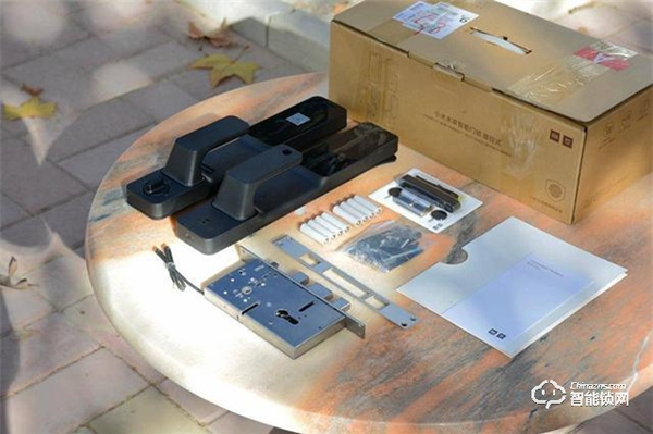 米家推拉式指紋鎖評測：顏值與實力共存，6種開鎖方式全家通用