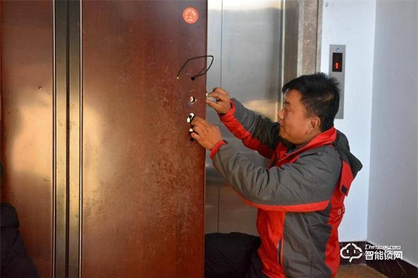 米家推拉式指紋鎖評測：顏值與實力共存，6種開鎖方式全家通用