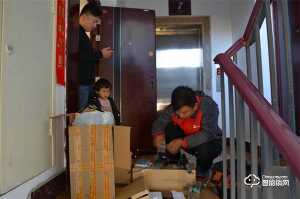 米家推拉式指紋鎖評測：顏值與實力共存，6種開鎖方式全家通用