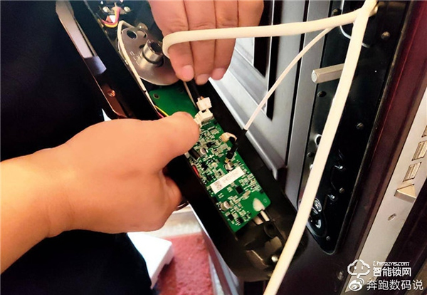 3D人臉識別開門,給家全方位守護:德施曼R8人臉智能鎖體驗 3D人臉識別開門,給家全方位守護:德施曼R8人臉智能鎖體驗