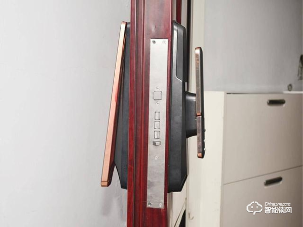 程序員給防盜門加裝3D人臉識別，人到門前自動開鎖，無光也能識別