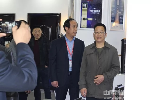 中國揚子集團黨委書記攜黨組成員一行考察揚子智能鎖 中國揚子集團黨委書記攜黨組成員一行考察揚子智能鎖