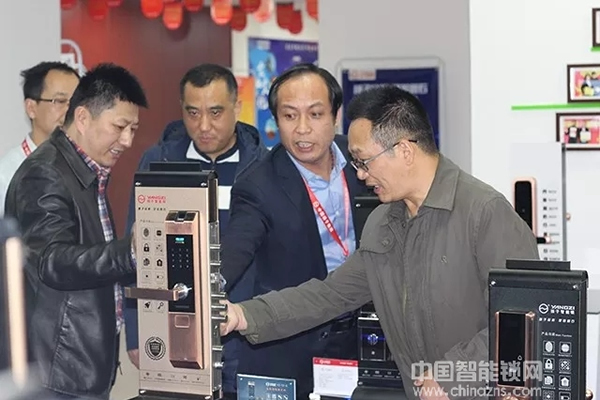 中國揚子集團黨委書記攜黨組成員一行考察揚子智能鎖 中國揚子集團黨委書記攜黨組成員一行考察揚子智能鎖