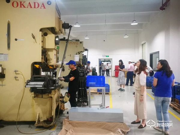 恒昱智暢:用先進設備助力生產智造 | 2019中國建博葵花獎調研團走訪實錄 恒昱智暢:用先進設備助力生產智造 | 2019中國建博葵花獎調研團走訪實錄