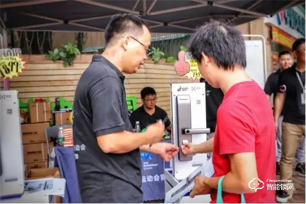 心安“鎖”得 | 楊格智能鎖走進社區(qū) ,引發(fā)換鎖熱潮 心安“鎖”得 | 楊格智能鎖走進社區(qū) ,引發(fā)換鎖熱潮