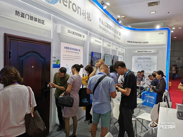 耐能安博會觀察:從智能門鎖、網(wǎng)絡(luò)攝像機(jī)到AI芯片,智能安防應(yīng)用加速 耐能安博會觀察:從智能門鎖、網(wǎng)絡(luò)攝像機(jī)到AI芯片,智能安防應(yīng)用加速