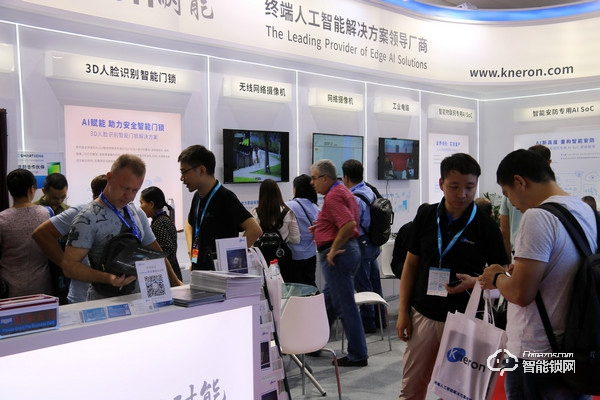 耐能安博會觀察:從智能門鎖、網(wǎng)絡(luò)攝像機(jī)到AI芯片,智能安防應(yīng)用加速 耐能安博會觀察:從智能門鎖、網(wǎng)絡(luò)攝像機(jī)到AI芯片,智能安防應(yīng)用加速