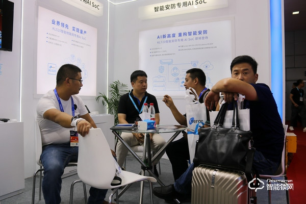 耐能安博會觀察:從智能門鎖、網(wǎng)絡(luò)攝像機(jī)到AI芯片,智能安防應(yīng)用加速 耐能安博會觀察:從智能門鎖、網(wǎng)絡(luò)攝像機(jī)到AI芯片,智能安防應(yīng)用加速