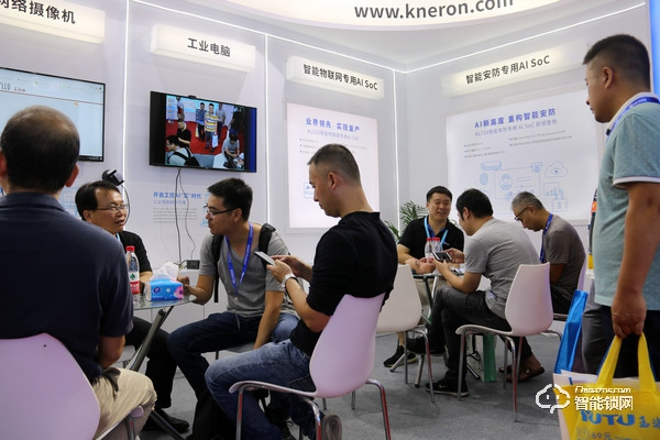 耐能安博會觀察:從智能門鎖、網(wǎng)絡(luò)攝像機(jī)到AI芯片,智能安防應(yīng)用加速 耐能安博會觀察:從智能門鎖、網(wǎng)絡(luò)攝像機(jī)到AI芯片,智能安防應(yīng)用加速