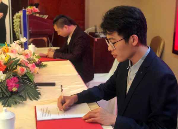 VOW ROVER諾虎智能指紋鎖攜手 音樂唱作人莊閑代言簽約儀式隆重舉行 VOW ROVER諾虎智能指紋鎖攜手 音樂唱作人莊閑代言簽約儀式隆重舉行