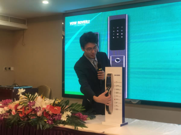 VOW ROVER諾虎智能指紋鎖攜手 音樂唱作人莊閑代言簽約儀式隆重舉行 VOW ROVER諾虎智能指紋鎖攜手 音樂唱作人莊閑代言簽約儀式隆重舉行