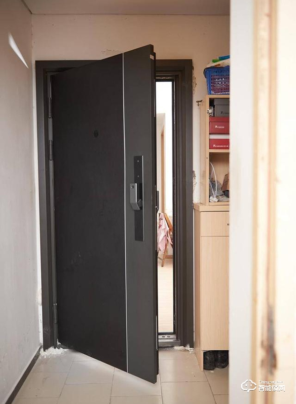 一個(gè)門重85KG，小米有品上架，嵌入式智能鎖，自帶10寸屏