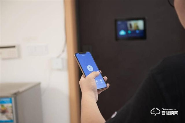 一個(gè)門重85KG，小米有品上架，嵌入式智能鎖，自帶10寸屏